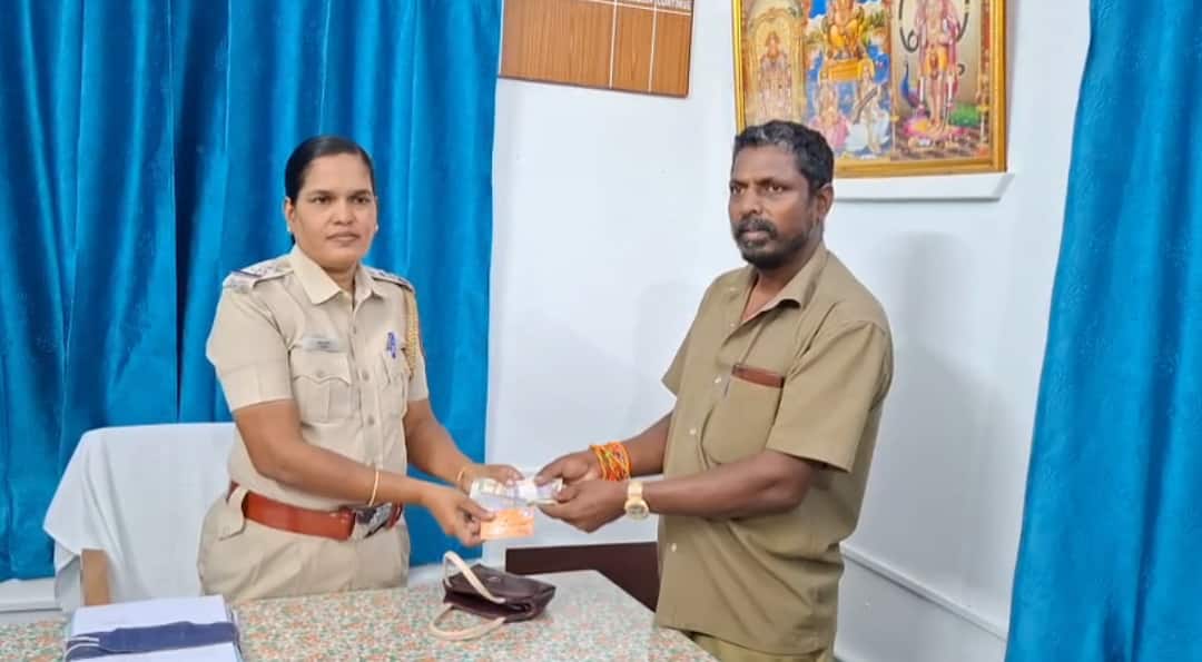 பணத்தை தொலைத்த மாணவி.. வறுமையிலும் நேர்மை தவறாத ஆட்டோ ஓட்டுநர்.. வாணியம்பாடியில் நெகிழ்ச்சி சம்பவம்