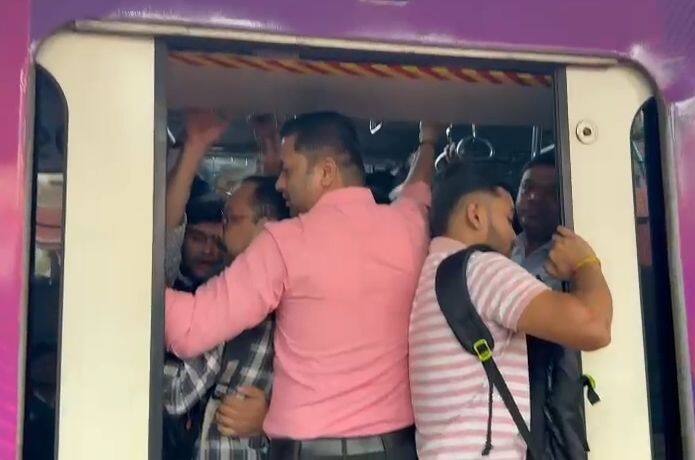 कुठल्याही प्रकारची माहिती न देता जलद गतीने धावणारी एसी लोकल रद्द केली. त्यामुळे धीम्या गतीने धावणाऱ्या एसी लोकलमध्ये जास्त गर्दी झाली.