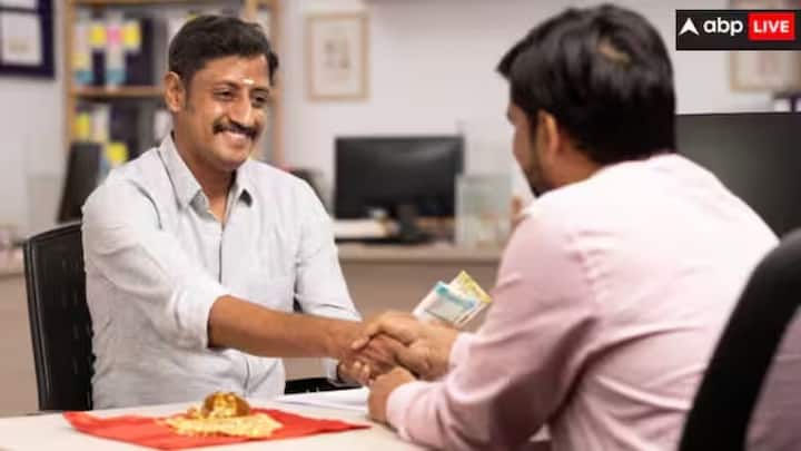 બેંક ઓફ ઈન્ડિયા -  બેંક ઓફ ઈન્ડિયાએ પણ વ્યાજ દરમાં ૫૦ બેસિસ પોઈન્ટનો ઘટાડો કર્યો છે. હવે બેંકનો RLLR ૮.૩૫ ટકા થઈ ગયો છે. આ માહિતી બેંકના એક્સચેન્જ ફાઇલિંગમાંથી બહાર આવી છે. આનાથી લોન લેનારાઓના EMIમાં વધુ ઘટાડો થશે.