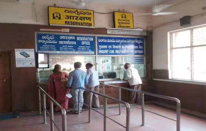 ਰੇਲਗੱਡੀ ਰਾਹੀਂ ਯਾਤਰਾ ਕਰਨ ਲਈ, ਤੁਹਾਨੂੰ ਸਲੀਪਰ ਅਤੇ ਏਸੀ ਕੋਚ ਵਿੱਚ ਰਿਜ਼ਰਵੇਸ਼ਨ ਕਰਵਾਉਣੀ ਪੈਂਦੀ ਹੈ। ਰੇਲਵੇ ਲੋਕਾਂ ਨੂੰ 60 ਦਿਨ ਪਹਿਲਾਂ ਤੱਕ ਐਡਵਾਂਸ ਬੁਕਿੰਗ ਕਰਨ ਦੀ ਆਗਿਆ ਦਿੰਦਾ ਹੈ। ਪਰ ਬਹੁਤ ਸਾਰੇ ਲੋਕ ਅਚਾਨਕ ਯੋਜਨਾਵਾਂ ਬਣਾਉਂਦੇ ਹਨ।