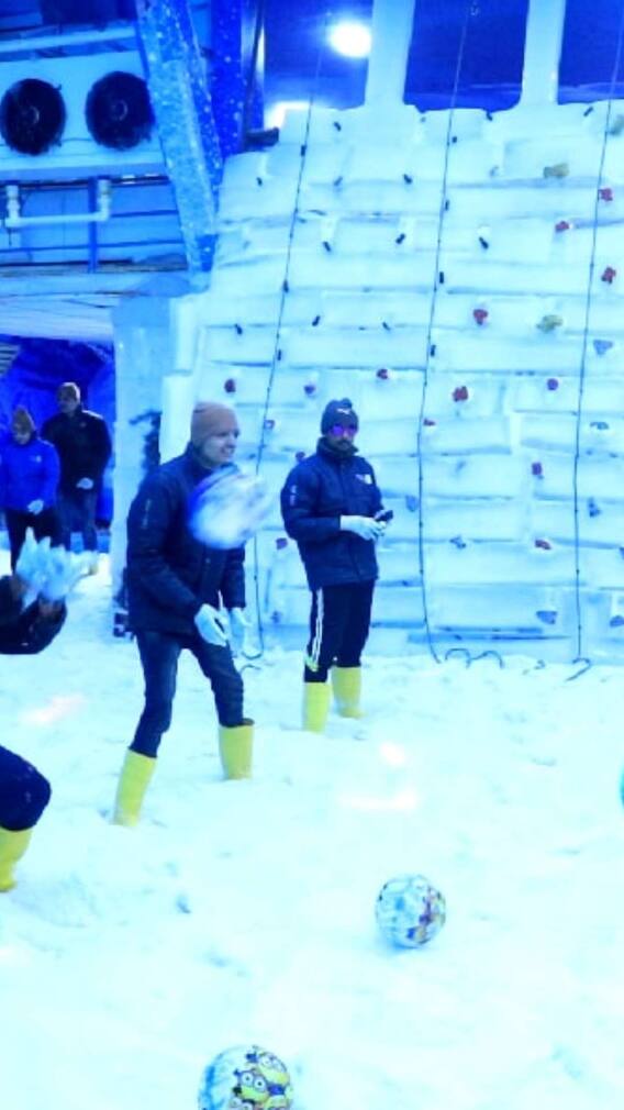 दिल्ली-एनसीआर के स्नो पार्क में बर्फबारी का लें अनुभव