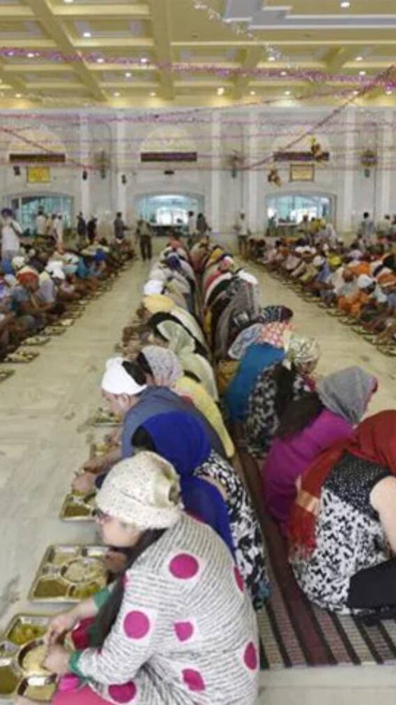 दुनिया का सबसे बड़ा लंगर, स्वर्ण मंदिर में रोजाना लाखों लोग खाते हैं नि:शुल्क भोजन