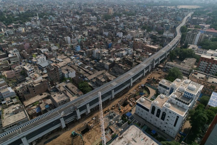 फ्लाईओवर का ऊपरी डेकर गांधी मैदान से साइंस कॉलेज की तरफ जाने के लिए है. नीचे का डेकर पटना कॉलेज से गांधी मैदान की तरफ जाने के लिए है. डबल डेकर फ्लाईओवर का कार्य प्रारंभ जनवरी, 2022 में हुआ था.