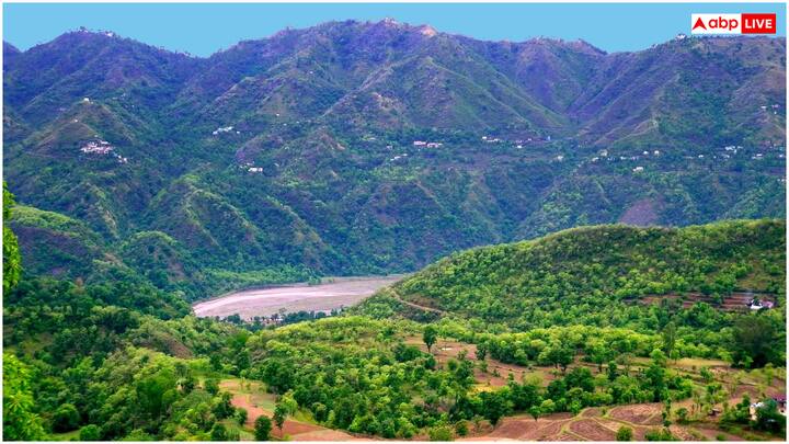 दिल्ली से दिल्ली से 360 किमी दूर स्थित कुनिहार कम चर्चित हिल स्टेशन है. हालांकि, यह शांत वातावरण और प्राकृतिक सुंदरता के लिए जाना जाता है. यहां शिव तांडव गुफा और ऊंचा गांव पर्यटकों को आकर्षित करते हैं.