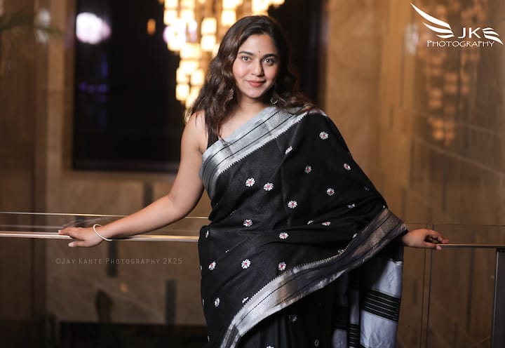 मृण्मयीने या साडीतील फोटोशूटला ‘साधं!’ असे कॅप्शन दिलं आहे.