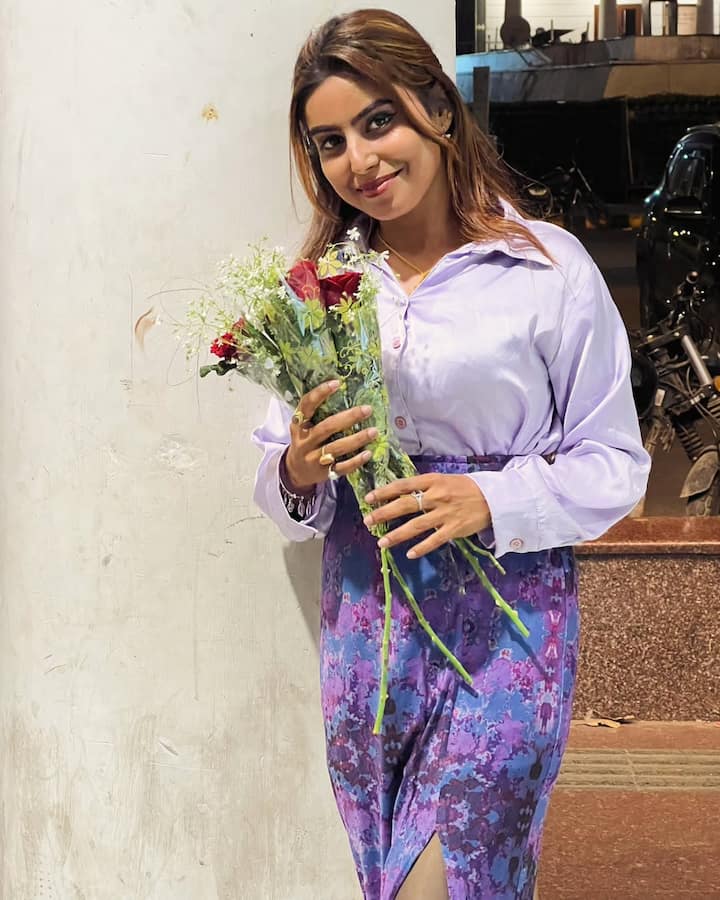 सिमरन के इंस्टाग्राम पर 29 हजार 700 फॉलोवर्स हैं. उनका सोशल मीडिया उनकी खूबसरती की गवाही देता है.