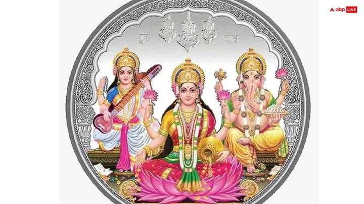 वहीं अगर आप इन सिक्कों को पूजाघर में रखते हैं तो शाम की आरती के बाद सिक्के को हटा दें और धन स्थान पर रख दें. उसके स्थान पर 1 रुपए के सात सिक्के रख दें.