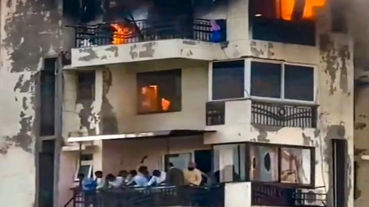 फ्लैट से सुरक्षित बचने के लिए कोई रास्ता नजर नहीं आने के चलते पिता ने पहले अपने 10 साल के दो बच्चों को बिल्डिंग से नीचे गिराया और बाद में खुद कूद गया. लेकिन दुर्भाग्यवश इस हादसे में तीनों की ही जान चली गई.