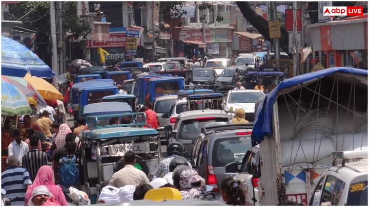 उत्तराखंड के प्रमुख पर्यटन स्थल जैसे नैनीताल, ऋषिकेश, हरिद्वार और देहरादून इस समय पर्यटकों की भारी भीड़ से जूझ रहे हैं. दिल्ली-हरिद्वार हाईवे, हल्द्वानी हाईवे और ऋषिकेश हाईवे पर वीकेंड के दौरान वाहनों की लंबी-लंबी कतारें लग जाती हैं.