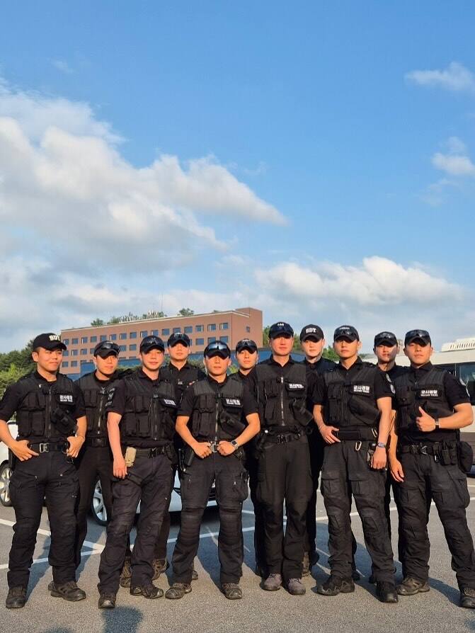 Both V and RM enlisted in December 2023, serving in different military units.