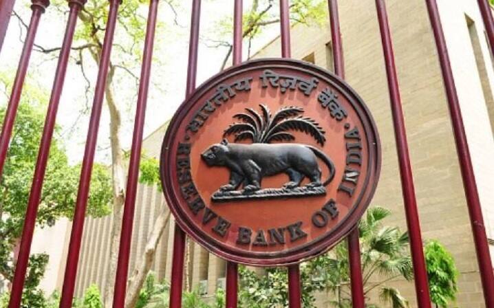 Loan News: જો તમે ઘર ખરીદવાનું સ્વપ્ન પૂર્ણ કરવાની તૈયારી કરી રહ્યા છો, તો આ સમય તમારા માટે ખૂબ જ ફાયદાકારક સાબિત થઈ શકે છે. ભારતીય રિઝર્વ બેંક (RBI) એ 7 જૂને એક મોટો નિર્ણય લીધો હતો અને રેપો રેટમાં 0.50 ટકાનો ઘટાડો કર્યો હતો. હવે તે ઘટીને 5.5 ટકા થઈ ગયો છે. ફેબ્રુઆરી 2025 થી અત્યાર સુધી, RBI એ કુલ 1 ટકાનો ઘટાડો કર્યો છે.