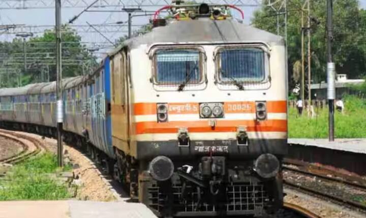 ਤਾਂ ਫਿਰ ਤੁਸੀਂ ਤਤਕਾਲ ਬੁਕਿੰਗ ਦਾ ਸਮਾਂ ਥੋੜ੍ਹਾ ਬਦਲ ਲਓ। ਦਰਅਸਲ, ਤੁਹਾਨੂੰ ਸਵੇਰੇ 10 ਵਜੇ ਦੀ ਬਜਾਏ 9:55 ਵਜੇ ਲੌਗਇਨ ਕਰਨਾ ਚਾਹੀਦਾ ਹੈ। ਤੁਹਾਨੂੰ ਦੱਸ ਦਈਏ ਕਿ ਤਤਕਾਲ ਬੁਕਿੰਗ ਵਿੱਚ ਸਭ ਤੋਂ ਵੱਡੀ ਸਮੱਸਿਆ ਲੌਗਇਨ ਹੈ। ਜੇਕਰ ਤੁਸੀਂ ਪਹਿਲਾਂ ਲੌਗਇਨ ਕਰਦੇ ਹੋ, ਤਾਂ ਤੁਹਾਨੂੰ ਕੋਈ ਸਮੱਸਿਆ ਨਹੀਂ ਆਵੇਗੀ।