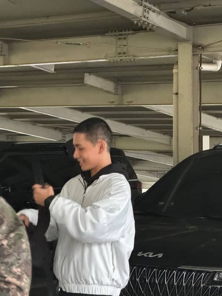 In one of the pictures, V showed off his muscular, bulked-up physique, drawing massive praise online.