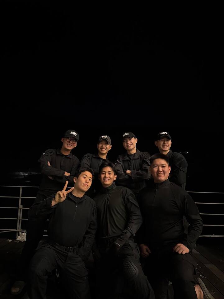 V addressed fans by saying, “Please wait just a little longer, and we will return with a really cool performance.”