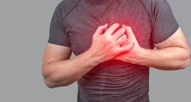 ચાલતી વખતે દુઃખાવો અથવા ખેંચાણ થવું - જો તમને ચાલતી વખતે તમારા પગમાં ખેંચ, ખેંચાણ અથવા તીવ્ર દુઃખાવો લાગે અને તમે રોકાતાની સાથે જ દુખાવો દૂર થઈ જાય, તો આ પેરિફેરલ આર્ટરી ડિસીઝ (PAD) નું લક્ષણ હોઈ શકે છે. આનો અર્થ એ છે કે તમારા પગની નસોમાં લોહી યોગ્ય રીતે વહેતું નથી. આ સ્થિતિ હૃદયરોગના હુમલાનું જોખમ વધારી શકે છે.