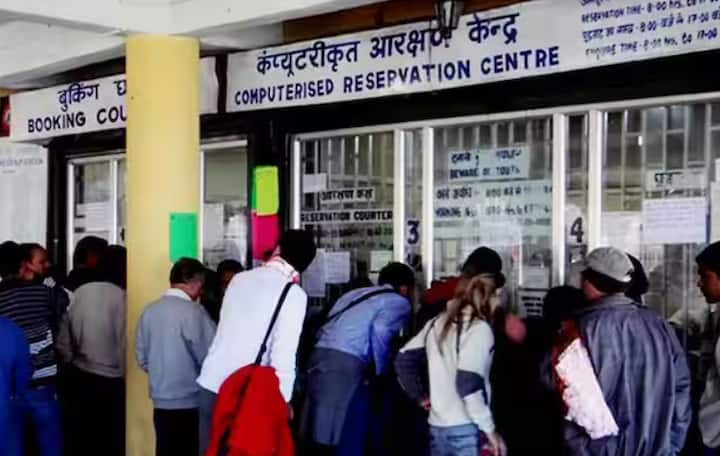 ਕਈ ਵਾਰ ਲੋਕ ਤਤਕਾਲ ਲਈ ਲੌਗਇਨ ਕਰਦੇ ਰਹਿੰਦੇ ਹਨ। ਇਸ ਦੌਰਾਨ ਸਾਰੀਆਂ ਟਿਕਟਾਂ ਗਾਇਬ ਹੋ ਜਾਂਦੀਆਂ ਹਨ। ਏਸੀ ਤਤਕਾਲ ਟਿਕਟਾਂ ਦਾ ਸਮਾਂ ਸਵੇਰੇ 10 ਵਜੇ ਦੀ ਹੈ। ਪਰ 10:05 ਵਜੇ ਤੱਕ ਸਾਰੀਆਂ ਟਿਕਟਾਂ ਗਾਇਬ ਹੋ ਜਾਂਦੀਆਂ ਹਨ। ਜੇਕਰ ਤੁਸੀਂ ਵੀ ਤਤਕਾਲ ਬੁਕਿੰਗ ਵਿੱਚ ਇਸੇ ਸਮੱਸਿਆ ਦਾ ਸਾਹਮਣਾ ਕਰ ਰਹੇ ਹੋ।