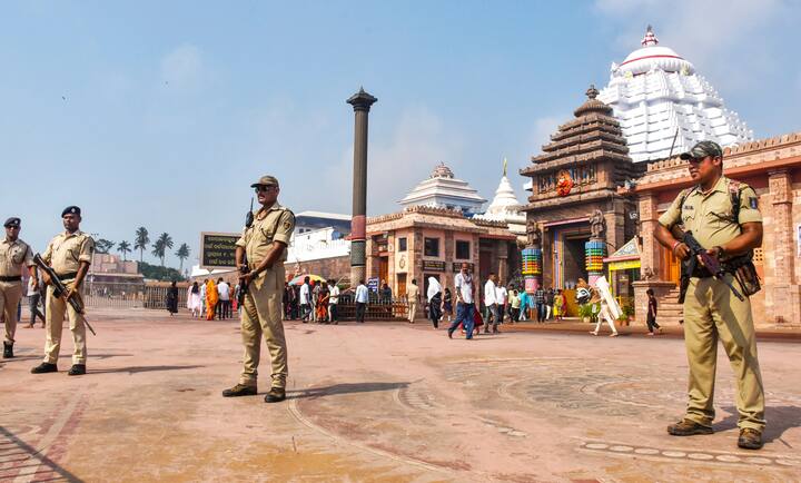 রথযাত্রার আগে সাজ সাজ রব পুরীতে। তার আগে আজ স্নান যাত্রা উপলক্ষে সেজে উঠেছে সৈকত নগরী। 