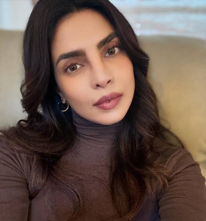 प्रियंका ने पिता के मौत के 4 दिन बाद काम पर लौटने का क्यों लिया फैसला? 4 जब वो अपनी फिल्म की शूटिंग शुरू करने वाली थी तब बॉक्सिंग सीन्स के सेट बनाए जा चुके थे. इस वजह से एक्ट्रेस को उनके पिता के अंतिम संस्कार के महज 4 दिन बाद ही अपने काम पर लौटना पड़ा.