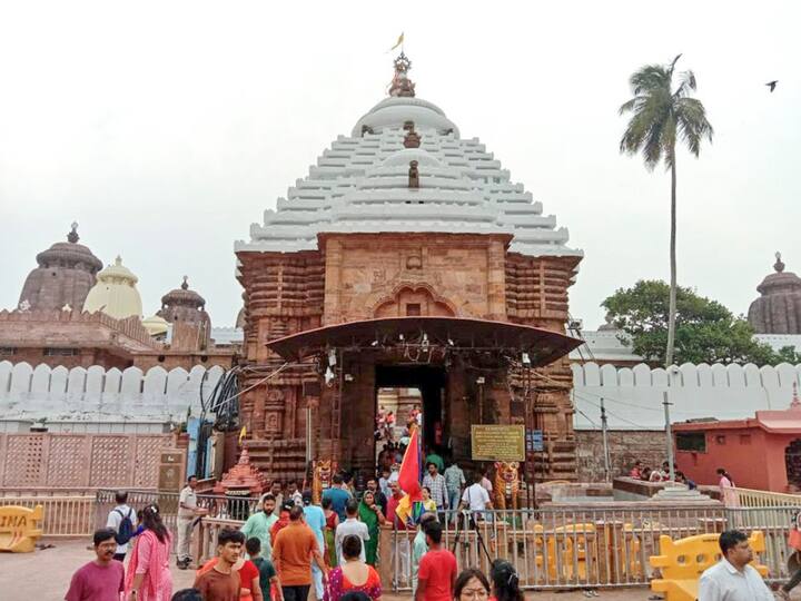 কথিত আছে, শ্রীজগদীশের আজ্ঞানুসারে জ্বরের জন্য ১৫ দিন শ্রীমন্দিরের দ্বার বন্ধ  থাকে। এই সময়ে তাঁদের রাজবৈদ্য জগন্নাথের সেবা করেন। পুরোটাই চলে গোপনে।