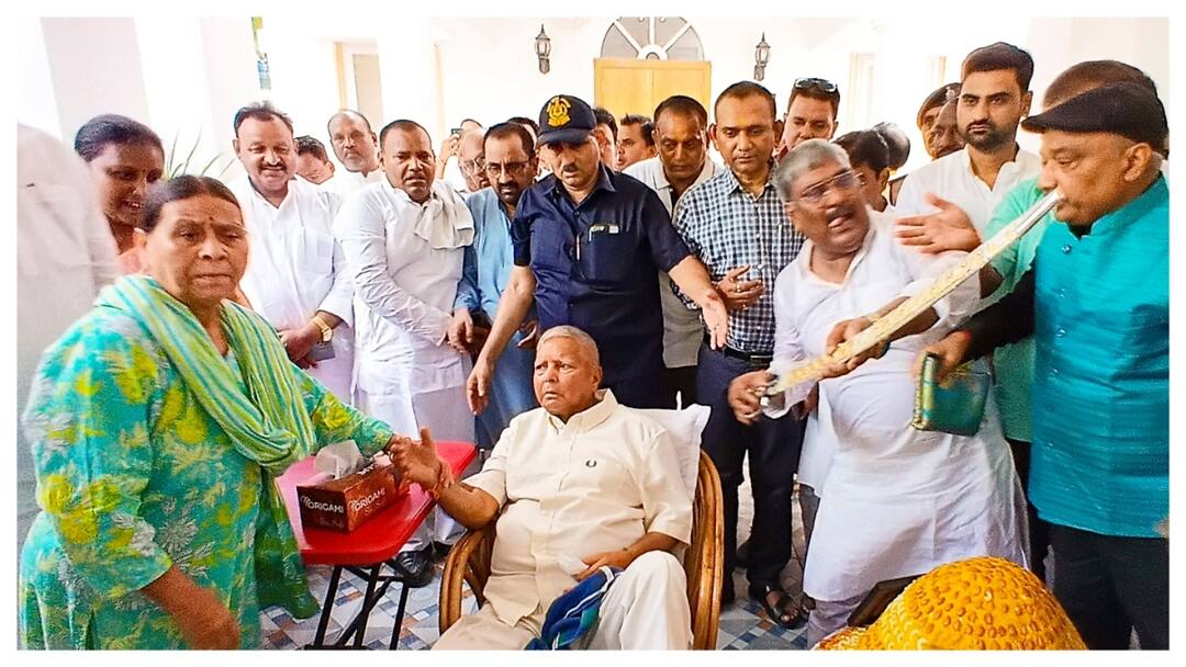 Lalu Prasad Cuts Birthday Cake With Rabri Devi Supporters In Patna Lalu Prasad Cuts Birthday Cake With Rabri Devi, Supporters In Patna