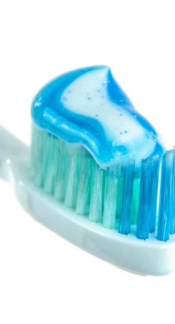 नीम से ब्रश करना क्यों है फायदेमंद?