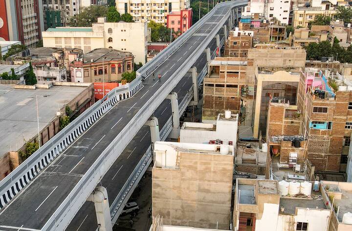 इस दौरान मुख्यमंत्री ने डबल डेकर फ्लाईओवर पर रुक कर पीएमसीएच से इसकी कनेक्टिविटी के संबंध में जानकारी ली. मुख्यमंत्री ने कहा कि यह डबल डेकर फ्लाईओवर बहुत अच्छा बना है.