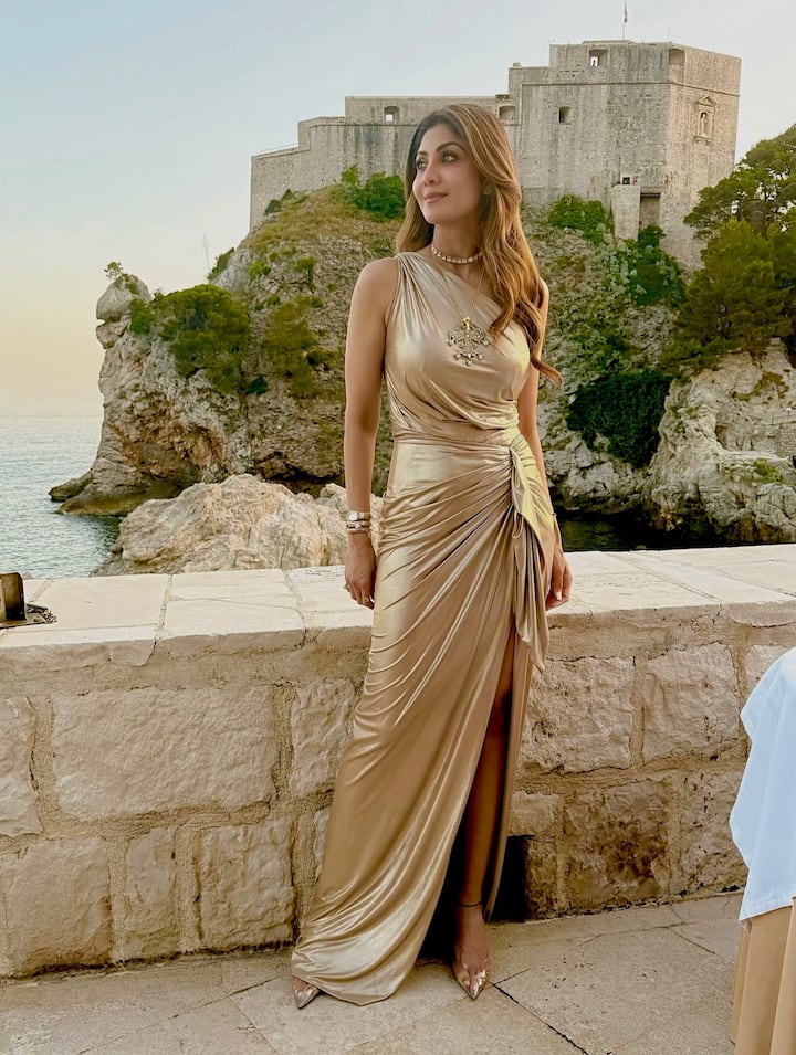 ९० च्या दशकातील लोकप्रिय अभिनेत्री शिल्पा शेट्टी  तिच्या चित्रपटांसोबतच तिच्या सौंदर्य आणि फिटनेसमुळेही चर्चेत आहे.