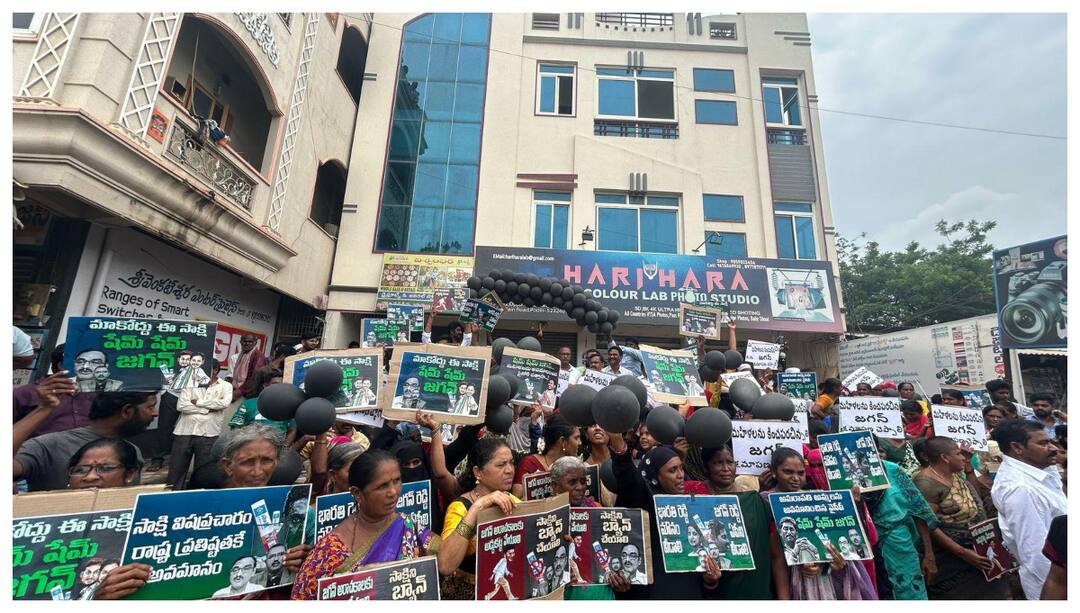 TDP and YCP cadres attacked each other while YS Jagan visited Podili YS Jagan Tour: వైఎస్ జగన్ పొదిలి పర్యటనలో ఉద్రిక్తత- టీడీపీ, వైసీపీ కార్యకర్తల రాళ్లదాడి 