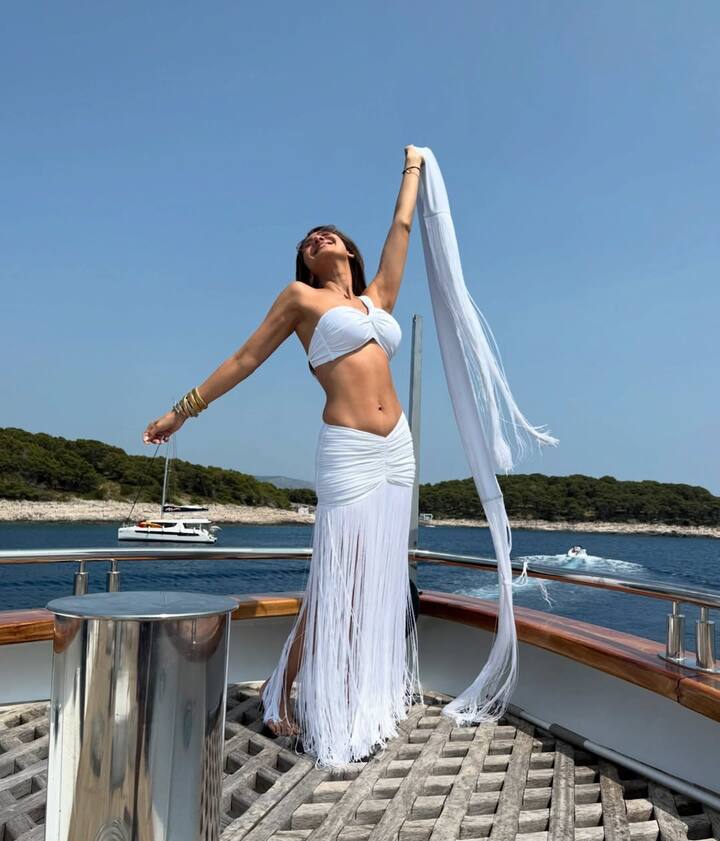 शिल्पा की स्कर्ट हाई वेस्ट और फिटेड थी, जिससे उनका फिगर हाइलाइट हुआ.नीचे की ओर लगी फ्रिंज ने आउटफिट में वॉल्यूम और स्टाइल दोनों जोड़ दिए.