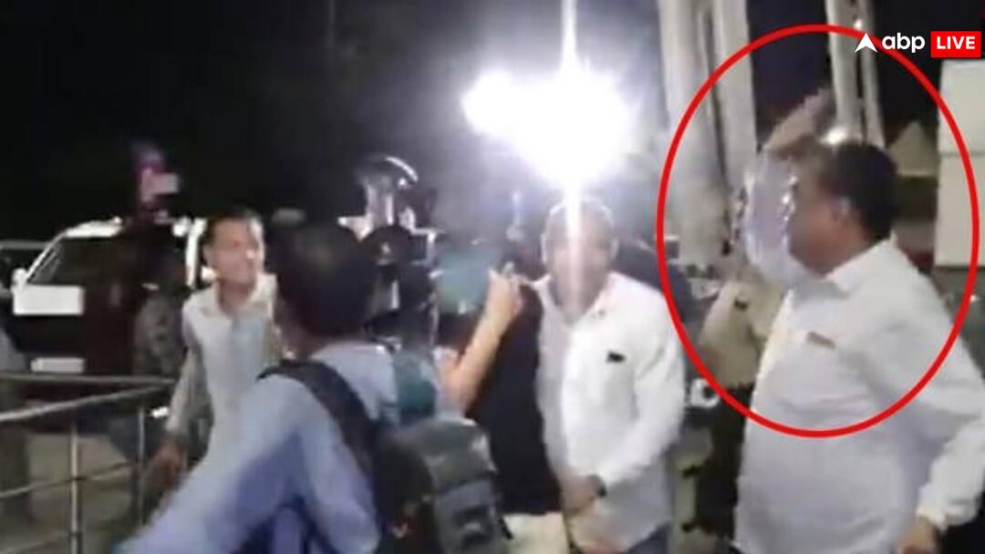 Raja Raghuvanshi murder case passenger slapped accused At the Indore Airport video goes viral sonam raghuwanshi Watch: राजा रघुवंशी हत्याकांड के आरोपी पर फूटा शख्स का गुस्सा, ऑन कैमरा जड़ दिए थप्पड़, सामने आया वीडियो