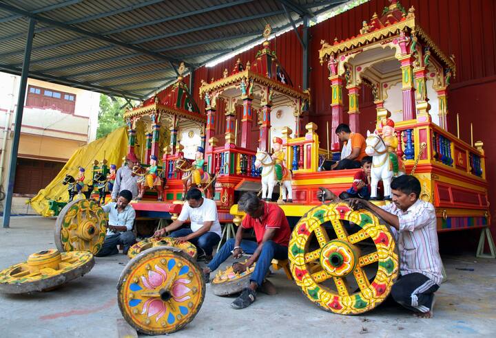 বর্ষাগমনের শুরুতেই স্নানযাত্রা। এই স্নানের জল বিশেষভাবে ভেষজ, চন্দন, সুগন্ধি ফুল এবং ঔষধি উপাদান দিয়ে প্রস্তুত করা হয়। 