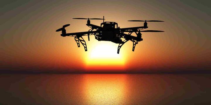 भर्गवास्त्र 2.5 किलोमीटर दूर तक छोटे ड्रोन को पहचानकर उन्हें खत्म करने में सक्षम है. यह दो स्तरीय रक्षा प्रणाली है. अनगाइडेड माइक्रो-रॉकेट्स का उपयोग कर एक साथ कई ड्रोन को मार गिराया जाता है. हर रॉकेट करीब 20 मीटर क्षेत्र में हमला करता है. दूसरी परत गाइडेड माइक्रो-मिसाइलों के ज़रिए किसी खास ड्रोन को सटीकता से निशाना बनाती है.