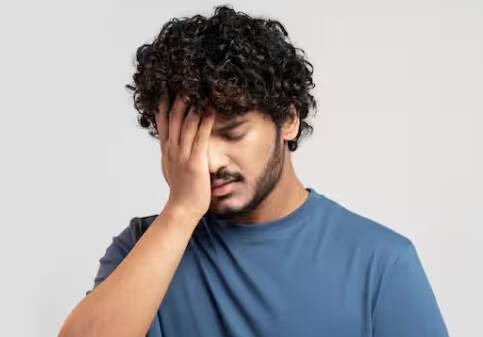 માનસિક સ્વાસ્થ્ય પર અસર: શરૂઆતમાં ધૂમ્રપાન તણાવ ઓછો કરે છે, પરંતુ ધીમે ધીમે તે ડિપ્રેશન, ચિંતા અને ઊંઘની સમસ્યાઓનું કારણ બને છે. તે એક ચક્ર બની જાય છે જેમાંથી બહાર નીકળવું મુશ્કેલ બની જાય છે.