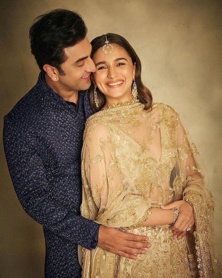 In 1980, this property was registered in the name of Rishi Kapoor and Neetu Kapoor and today it is registered in the name of Raha.