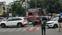 Pune Accident News: पुण्यात भीषण अपघात; भर चौकात मागून आलेल्या ट्रकनं दुचाकीला उडवलं; क्षणार्धात झालं होत्याचं नव्हतं, महिलेचा जागीच मृत्यू एक गंभीर जखमी