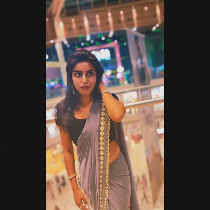 साड़ी में भी सिमरन कमाल दिखती हैं. इस ग्रे कलर की इंबॉयड्री वाली साड़ी में वे बेहद क्लासी दिख रही हैं.