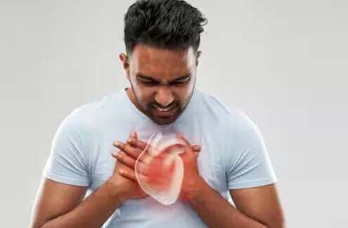 હૃદય રોગોનું જોખમ: સિગારેટમાં હાજર નિકોટિન અને ટાર તમારી ધમનીઓને સખત બનાવે છે, જેનાથી બ્લડ પ્રેશર વધે છે અને હાર્ટ એટેકનું જોખમ અનેકગણું વધી જાય છે. એક સિગારેટ પણ તમારા હૃદયને નુકસાન પહોંચાડી શકે છે.