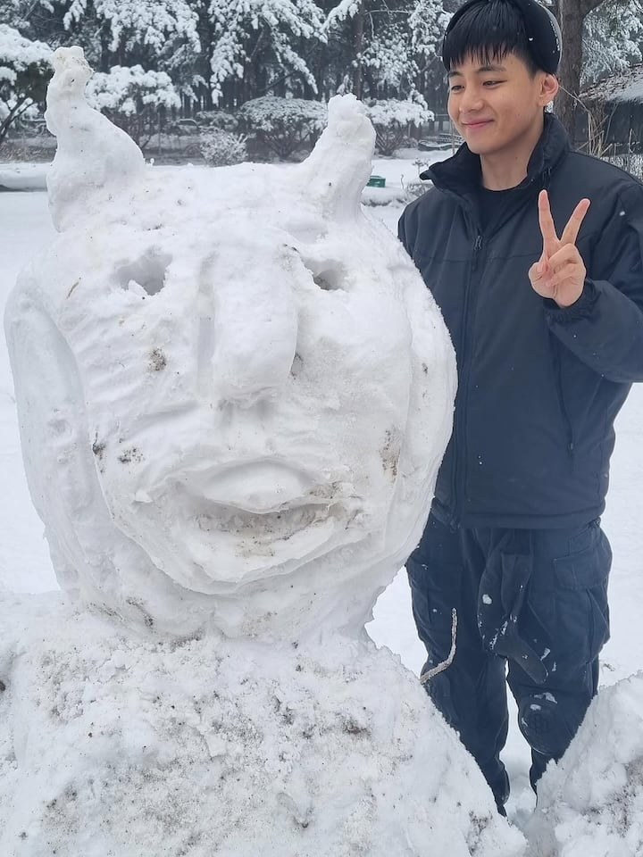 On Wednesday, V shared multiple photos from his military days on Instagram, exciting fans worldwide.