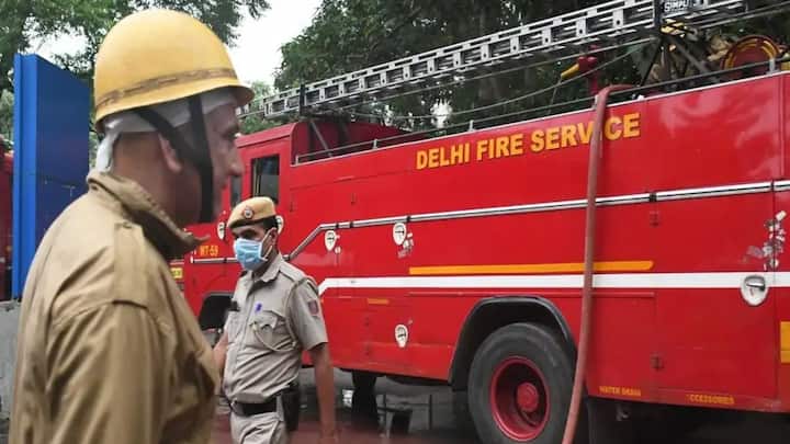 ध्यान रहे आग लगते ही आपको सबसे पहले फायर ब्रिगेड को सूचना देनी है. अगर आग ज्यादा बढ़ रही है. तो फिर आप किसी कपड़े का रस्सी की तरह इस्तेमाल करके नीचे के फ्लैट की बालकनी में जाने का ट्राई कर सकते हैं. हालांकि यह जोखिम भरा हो सकता है. इसलिए जब तक हो फायर ब्रिगेड का इंतजार करें