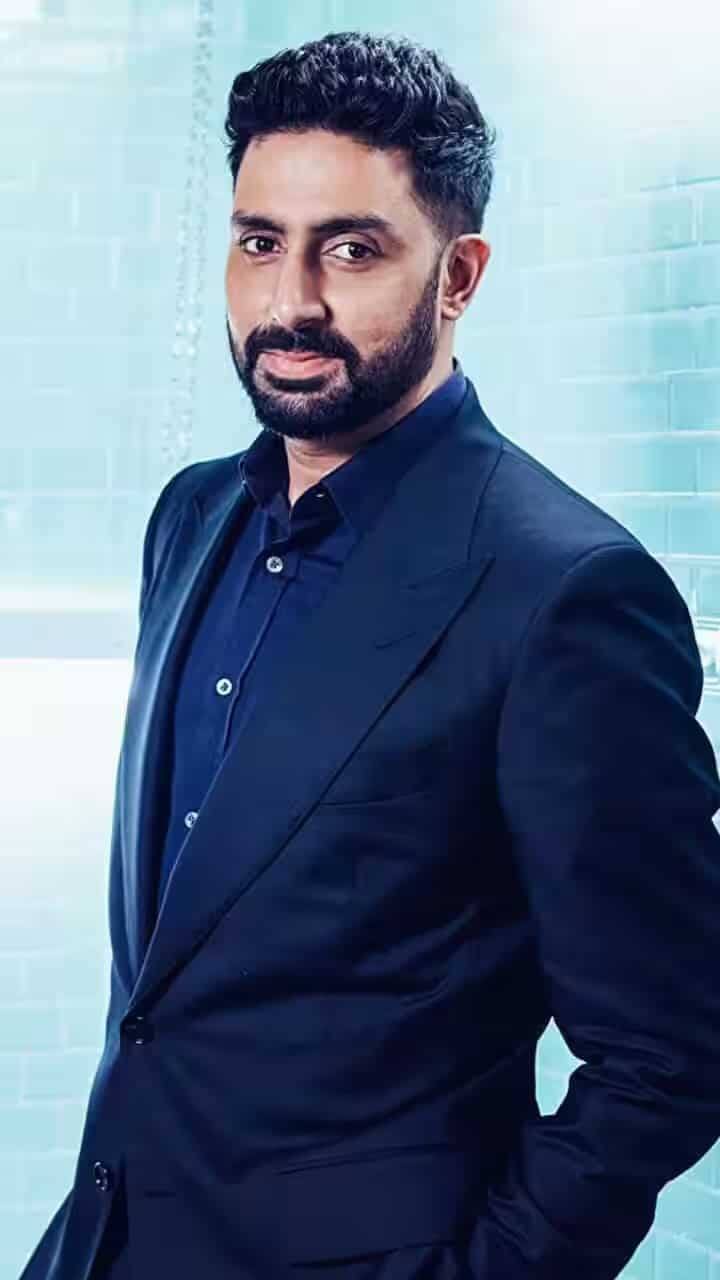 जूनियर बच्चन के नाम से फेमस अभिषेक बच्चन ने अपने फिल्मी करियर में कई हिट फिल्मों में काम किया. लेकिन एक दौर ऐसा भी आया कि उनकी अधिकतर फिल्में फ्लॉप होने लगी. इस लिस्ट में हम आपको उन फिल्मों के बारे में बताएंगे जिसे एक्टर ने ठुकरा दिया और आगे जाके वहीं फिल्में ब्लॉकबस्टर साबित हुई