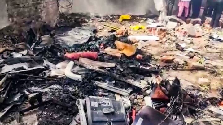 উড়ানের পর গতি তুলতে, উচ্চতা বাড়াতেই পাইলট হিমশিম খান বলে জানা যাচ্ছে। ঘটনার যে ভিডিও সামনে এসেছে, তাতেও দেখা গিয়েছে, কিছুটা ওড়ার পরই তীব্র বেগে নীচের দিকে ধাবিত হয় বিমানটি। এর পরই তীব্র বিস্ফোরণের শব্দ এবং আগুনের গোলা ও কালো ধোঁয়ার কুণ্ডলী উঠে আসে।