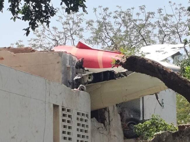 અમદાવાદ: અમદાવાદથી લંડન જઈ રહેલું એર ઈન્ડિયાનું વિમાન AI-171 આજે બપોરે ટેકઓફ થયાના થોડા સમય બાદ જ ક્રેશ થઈ ગયું. શહેરના મેઘાણીનગર વિસ્તારમાં એર ઇન્ડિયાનું વિમાન ક્રેશ થયું હતું.