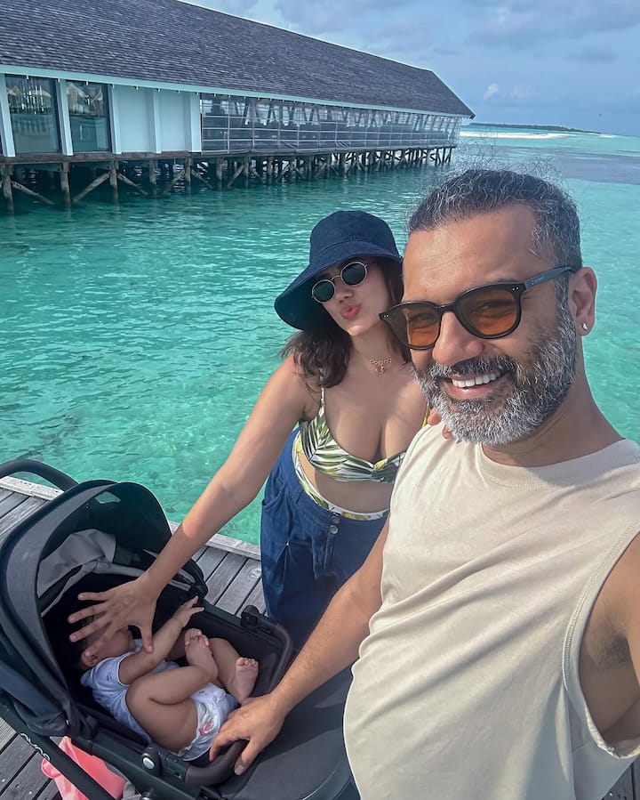 The candidate of the actress is viral. In a photo, Sonali also posed with daughter. She was seen hiding the daughter's face.