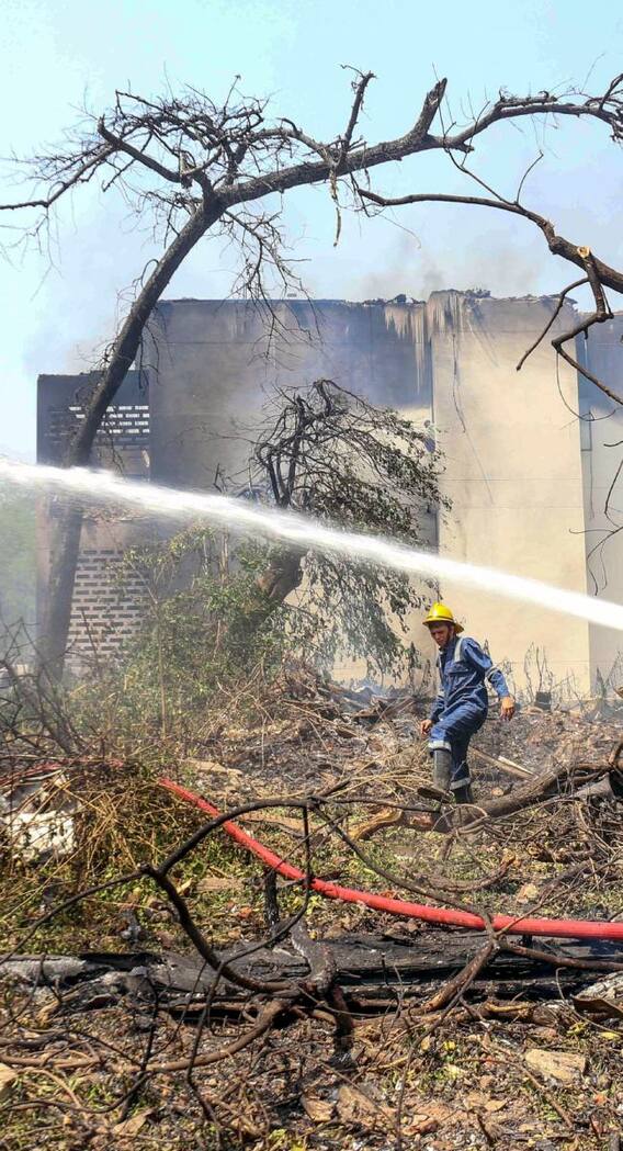 प्लेन में कितने इमरजेंसी गेट होते हैं?