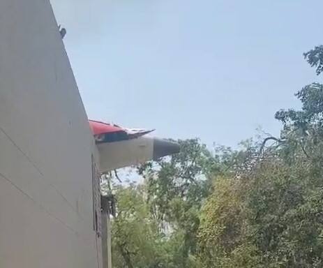 એર ઇન્ડિયાની ફ્લાઈટ લંડનના ગેટવિક એરપોર્ટ તરફ જવા માટે ટેક ઓફ થયાની ગણતરીની મિનિટોમાં જ ક્રેશ થતા અફરાતફરી મચી જવા પામી હતી.