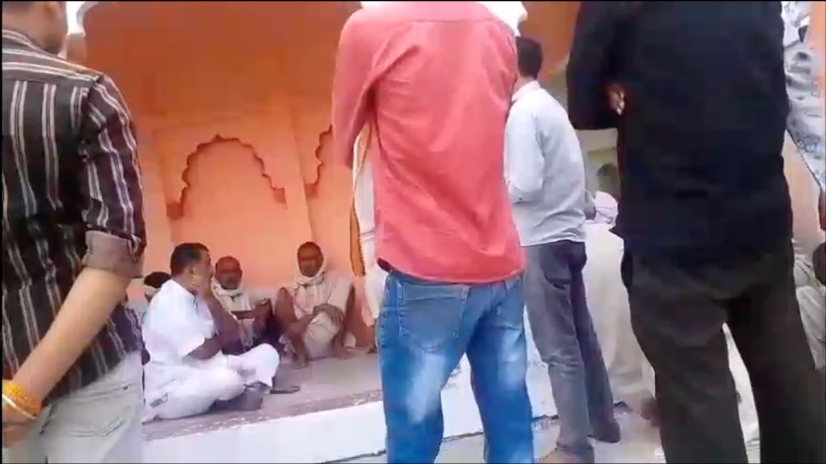 Jhansi: महिला सिपाही ने दूसरी जाति के दारोगा से की शादी, पंचायत ने बंद किया परिवार का हुक्का पानी
