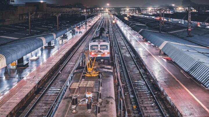 দূরপাল্লার ট্রেনের তৎকাল টিকিট বুক করতে গিয়ে প্রায় সমস্যার মুখে পড়তে হয় যাত্রীদের। বারবার ওঠে দুর্নীতির অভিযোগ, দালালদের দৌরাত্ম্য়ের অভিযোগ।