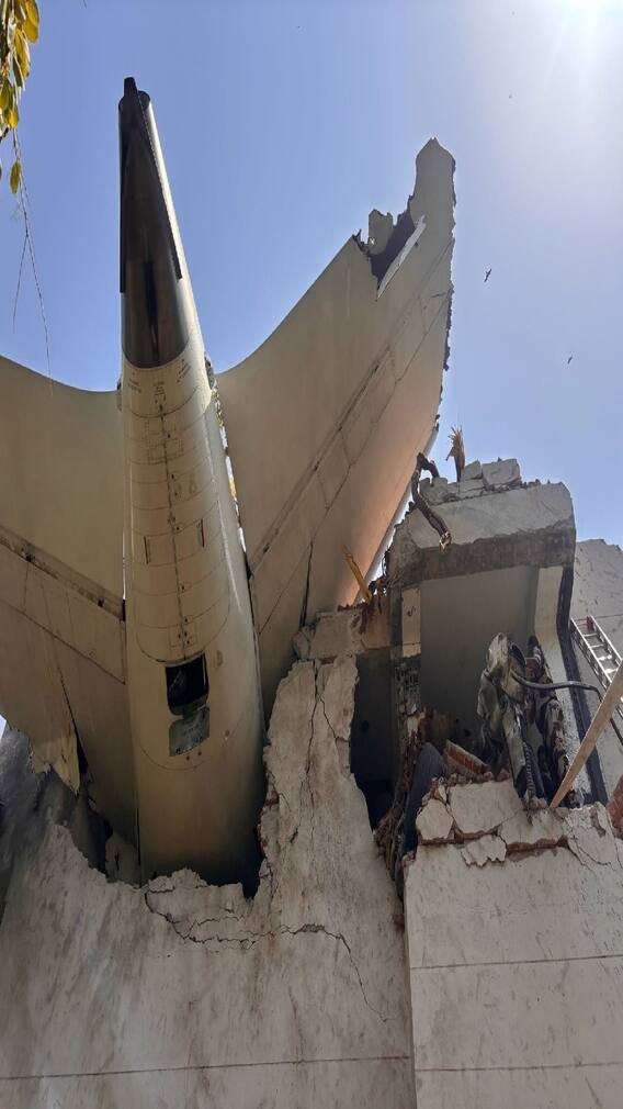 अहमदाबाद विमान अपघातानंतरचं भयाण दृश्य ...