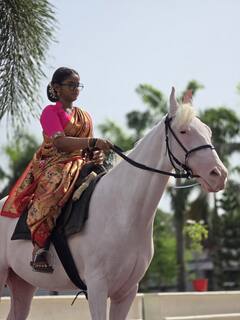 Savlyachi Janu Savali : नऊवारी साडी, नथ अन् हिरवा चुडा... सारंग-अस्मीच्या लग्नात सावलीची 'घोडेस्वारी'