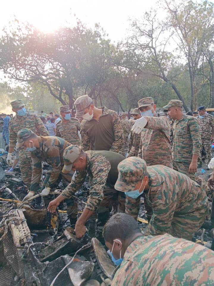 તો બીજી તરફ સમાચાર એજન્સી એસોસિએટ પ્રેસ (AP)ના રિપોર્ટ મુજબ અમદાવાદ પોલીસ કમિશનર જીએસ મલિકે જણાવ્યું હતું કે એવું લાગે છે કે વિમાન દુર્ઘટનામાં કોઈ બચ્યું નથી.